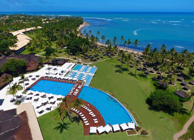 Vista aérea do Tivoli Resort com detalhes da grande piscina e instalações da praia